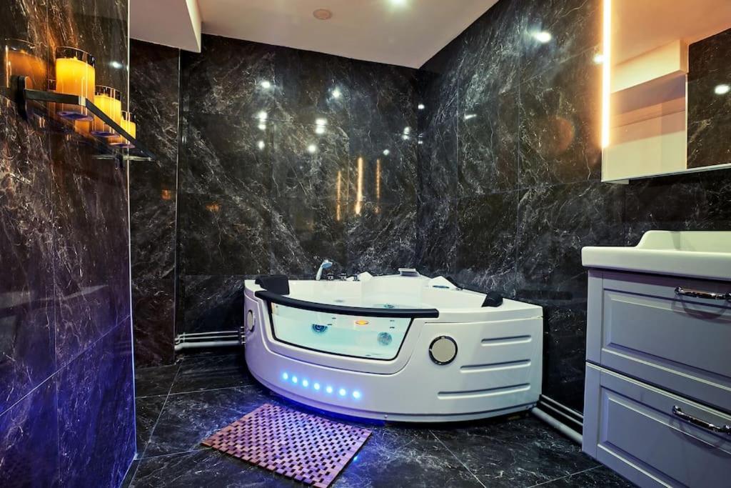 Versailles Jacuzzi - Sauna - Rdc 2 ภายนอก รูปภาพ