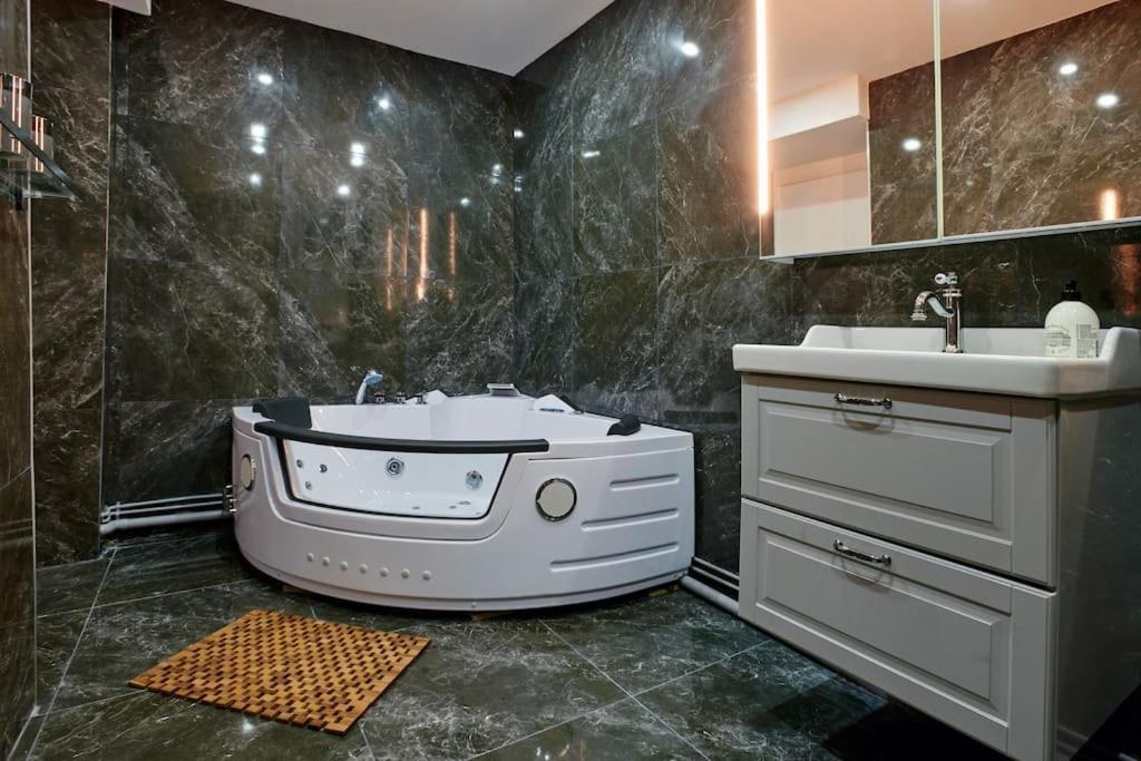 Versailles Jacuzzi - Sauna - Rdc 2 ภายนอก รูปภาพ